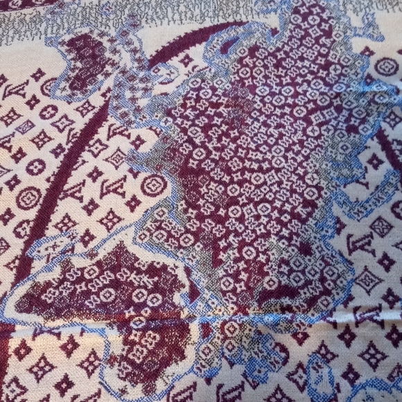 Louis Vuitton World Scarf - Picture 8 of 10
